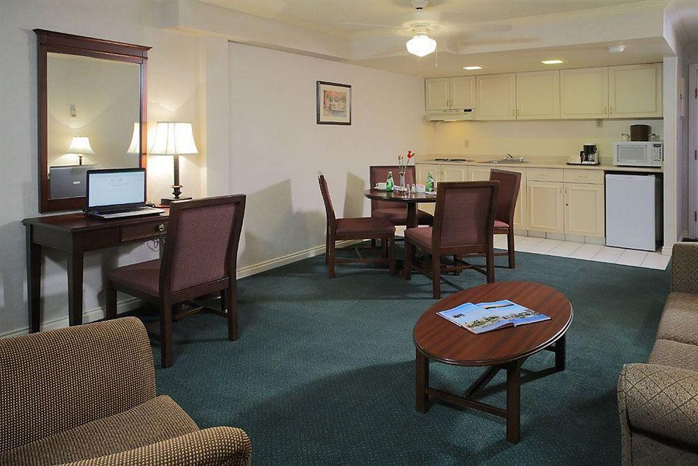 Harbour Towers Hotel & Suites Victoria Habitación foto